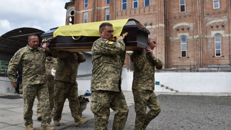 Луцьк у жалобі: в останню путь провели двох захисників, які загинули на фронті