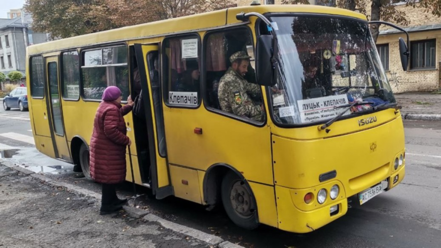 Школярі Луцької громади матимуть пільговий проїзд на кількох приміських маршрутах