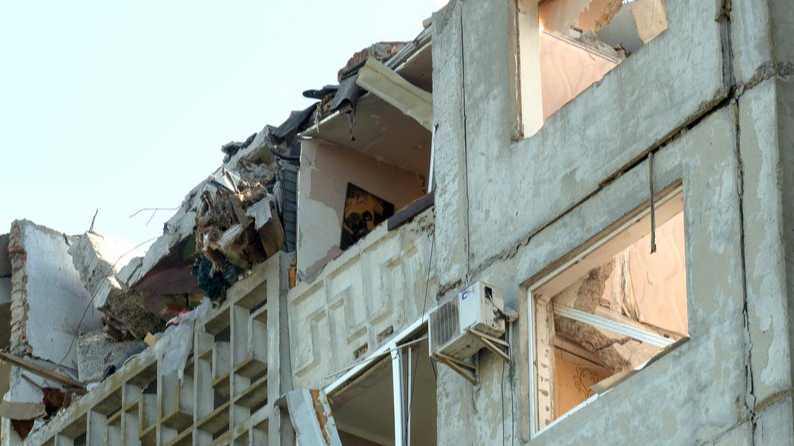 Після атаки РФ у Луцьку демонтують частину багатоповерхівки на Озерецькій