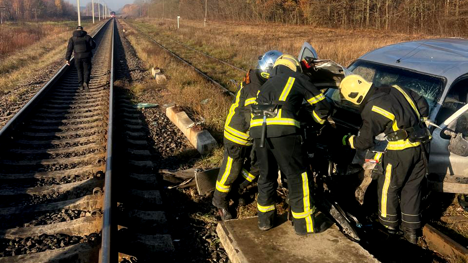 На Волині автомобіль з людьми потрапив під потяг: що відомо