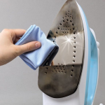 Як швидко очистити праску: нагар і накип вилітають «пластівцями»