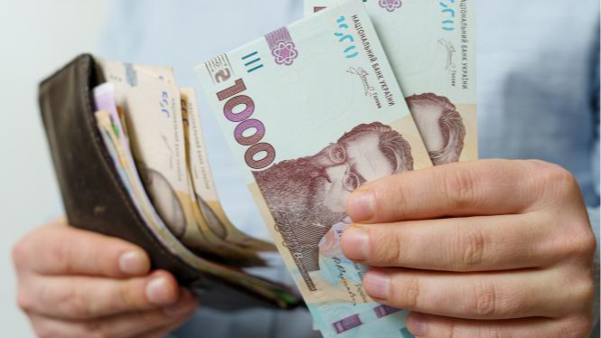 В Україні зростають зарплати: хто й скільки отримує у 2025 році та кого бронюють