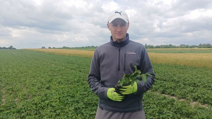 Обробляє 50 гектарів землі та розвиває родинне господарство: історія 29-річного фермера з Волині