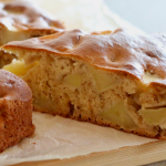 Ідеальна шарлотка з доступних інгредієнтів: простий рецепт повітряного яблучного пирога