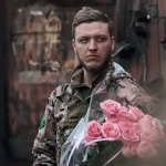 Подумав, що покинула: військовий, який лишив на вокзалі букет троянд, розповів щасливе закінчення історії