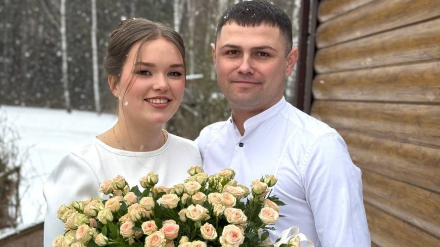 Бойовий медик-поліцейський з Волині заручився з коханою напередодні Дня закоханих