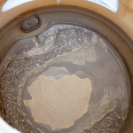 Як за декілька секунд позбутися товстого шару накипу на чайнику: копійчані домашні засоби