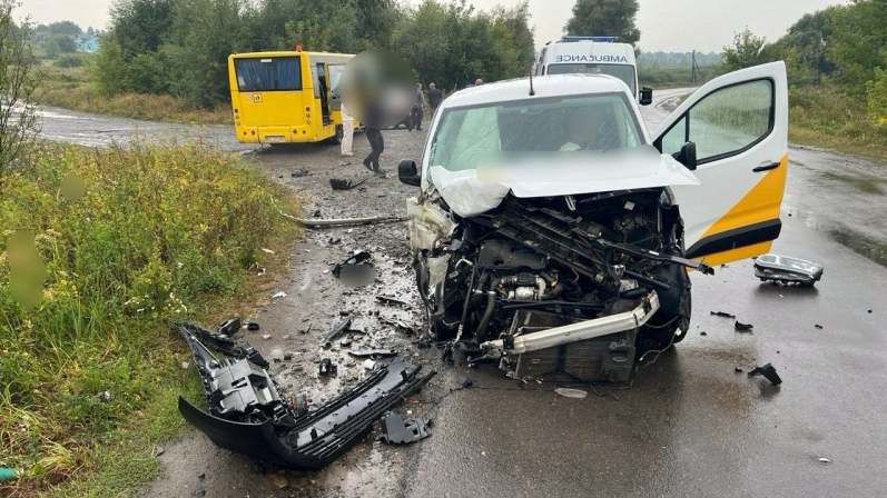У Луцькому районі зіткнулися шкільний автобус та авто «Укрпошти»: постраждало двоє дітей