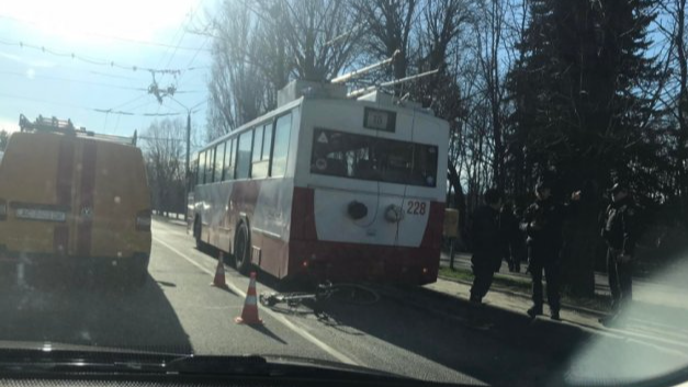 У Луцьку сталася ДТП за участі тролейбуса та велосипеда