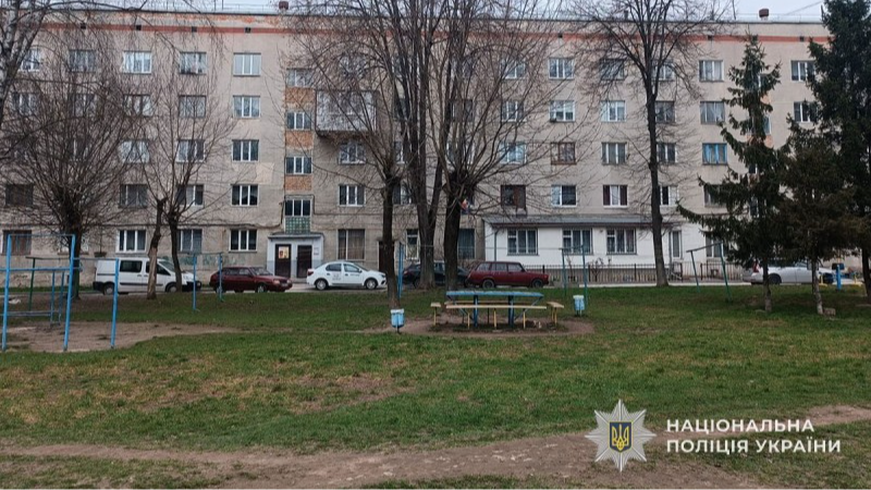 дитина випала з вікна другого поверху у Тернополі