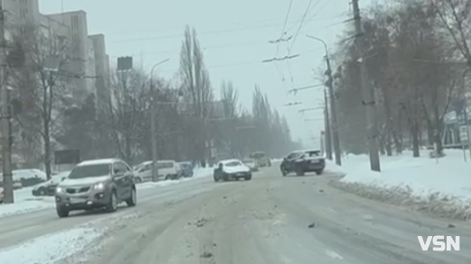Луцьк під снігом: дороги залишаються слизькими, а рух ускладнений