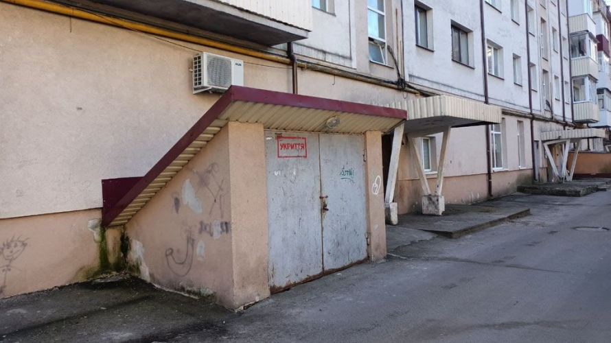 Ситуація з укриттями в Луцьку: скільки не працює, хто відповідальний і куди скаржитись