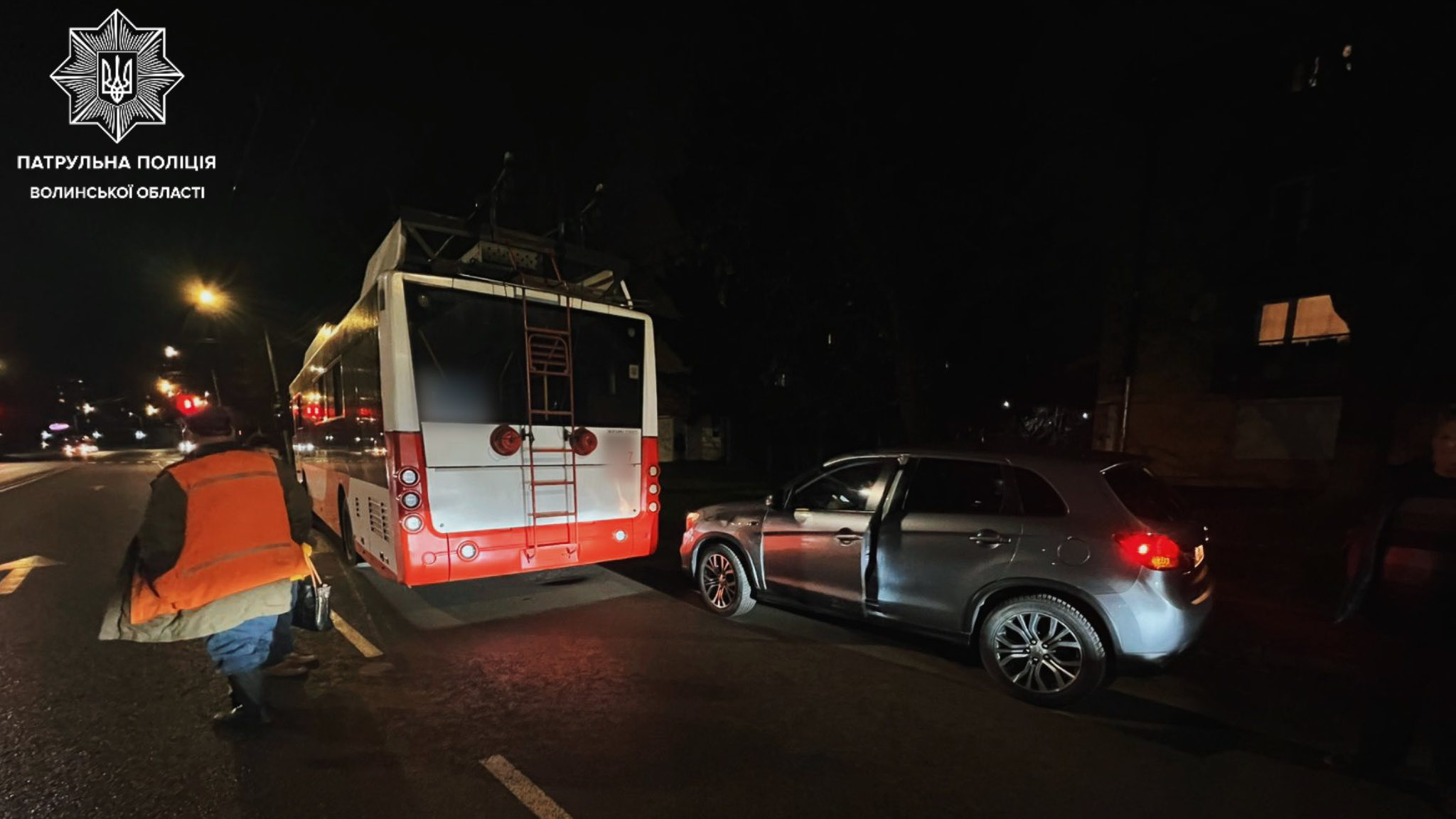 У Луцьку тролейбус зіткнувся з припаркованим Mitsubishi: деталі ДТП