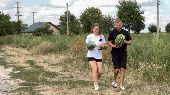 Волинянин виростив 15-кілограмового кавуна