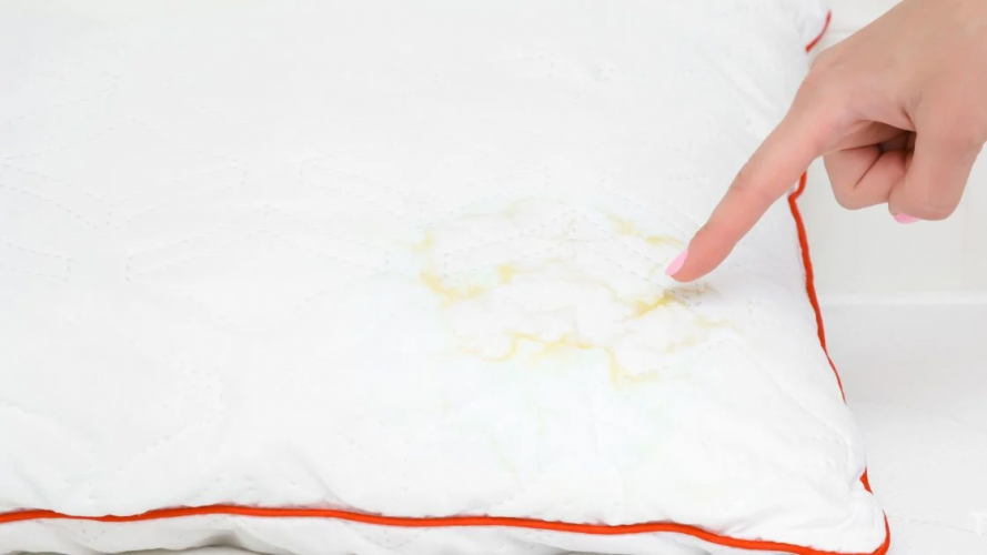 Без прання, хімчистки і дорогих засобів: як очистити подушку від плям поту