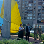 У Луцьку на 50-метровий флагшток підняли найвищий прапор на Волині