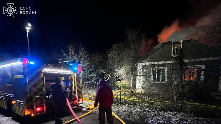 На Волині горів будинок: з пожежі врятували чоловіка, він у лікарні