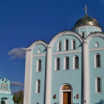 На Волині підліток пошкодив двері стародавнього собору, судили його матір