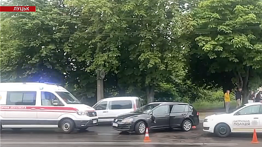 Усе в крові: у Луцьку на Відродження легковик збив молоду дівчину