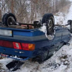 Не впорався з керуванням: на Волині через ожеледицю авто злетіло з дороги