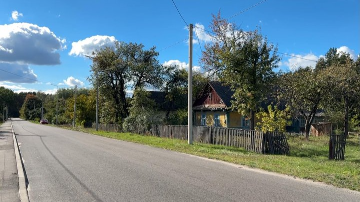 «Магазину, школи — нічого немає»: як живе село на Волині за 500 метрів від Польщі, в якому вирощують овочі та збирають ягоди