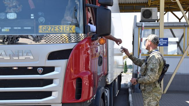 Хто з чоловіків може виїздити з України - що змінилося