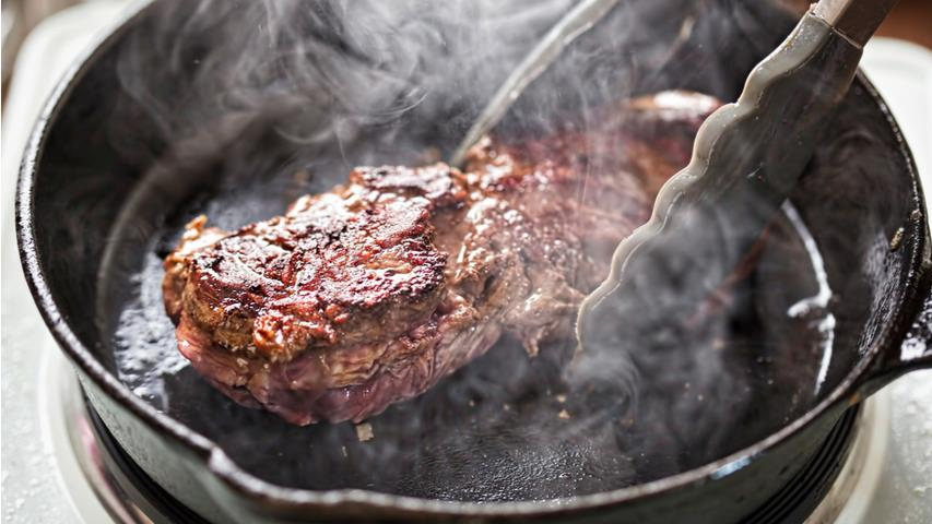 На чому категорично не можна смажити м’ясо — через це утворюються канцерогени