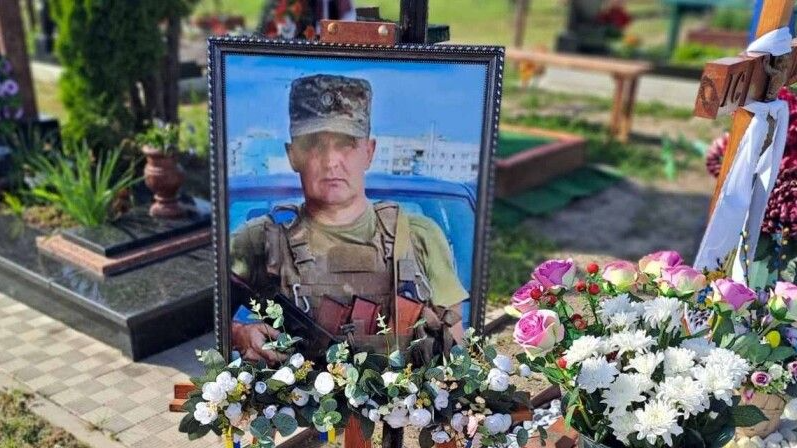 Дружина поливає сльозами квіти на могилі Героя: захисник з Волині навіки залишився 51-річним