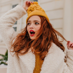 Електризується волосся під шапкою? Лайфхаки, які працюють за секунди