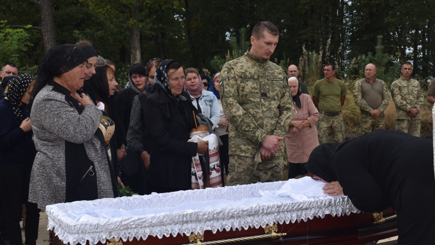 «На щиті» Героя привіз брат, який теж у війську: на Волині в останню дорогу провели полеглого воїна Віктора Гудька