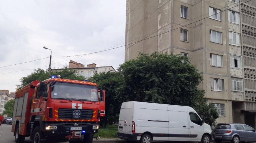 Підгоріла їжа: на виклик у Луцьку виїхали три автівки рятувальників, швидка та поліція. Оновлено