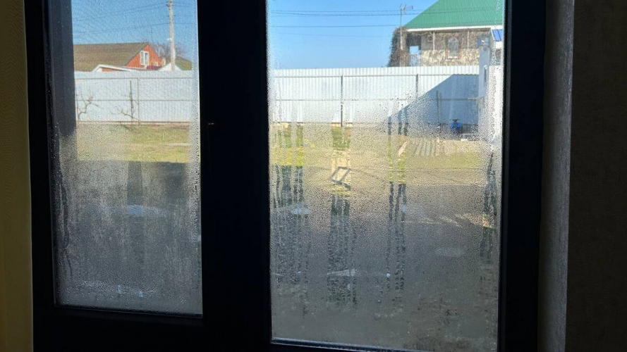 Як зменшити конденсат на вікнах за допомогою оцту та гелю для посуду