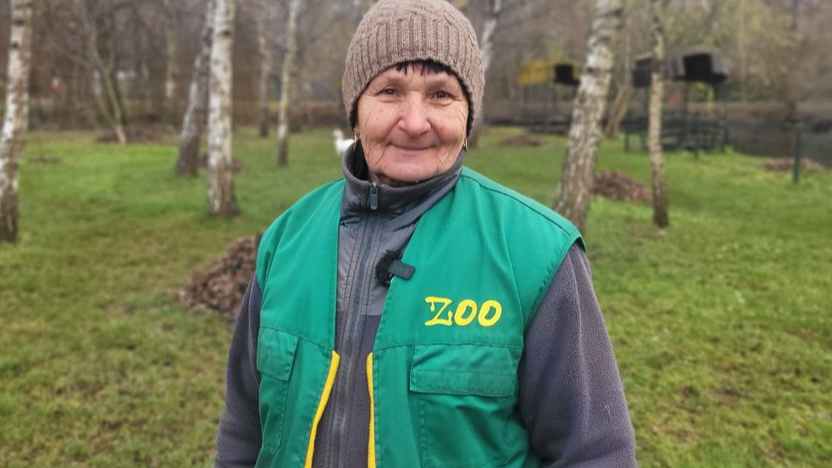 «Поки є здоров’я — треба робити»: 70-річна жінка озеленює Луцький зоопарк