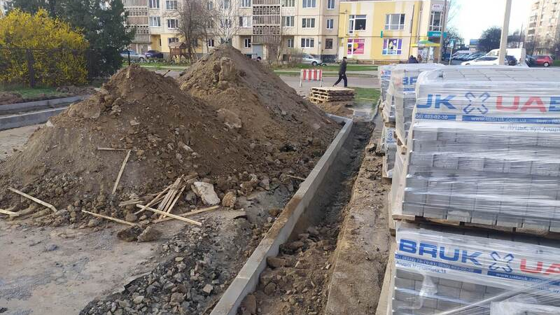 Раніше було ні пройти, ні проїхати: у Луцьку розпочали ремонтувати заїзд на вулицю Кравчука