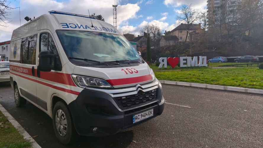 Вдавився їжею і перестав дихати: у Луцьку екстренка врятувала чоловіка