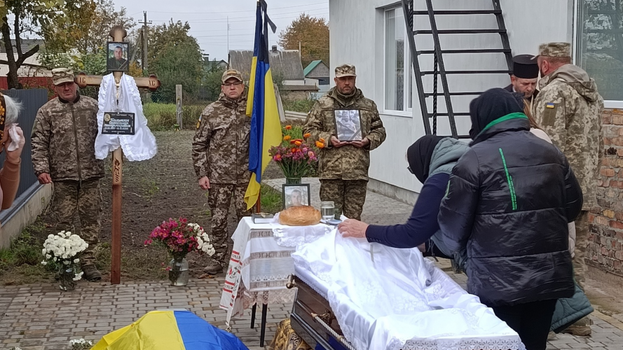 Його життя обірвалося на полі бою: на Волині в останню земну дорогу провели загиблого Героя Олександра Пальшина