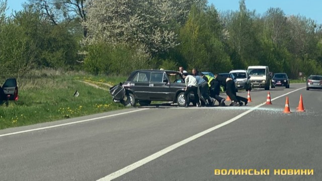 ДТП на Волині: автомобіль внаслідок аварії вилетів на узбіччя