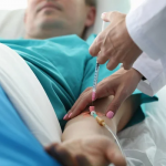 Одяг зачепився за лінію подачі курки: на підприємстві у Нововолинську працівник отримав тяжкі травми