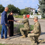 Посмертно нагородили Комбатантським хрестом: на Волині родині Героя Юрія Куха вручили відзнаку