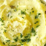 Не клейке і повітряне: розкрили головний секрет ідеального картопляного пюре