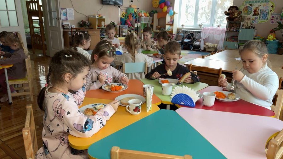 Хто може безплатно харчуватися у школах і дитсадках Луцька: як оформити документи