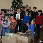 Поет з Волині передав допомогу дітям у Рожищі від американських письменників