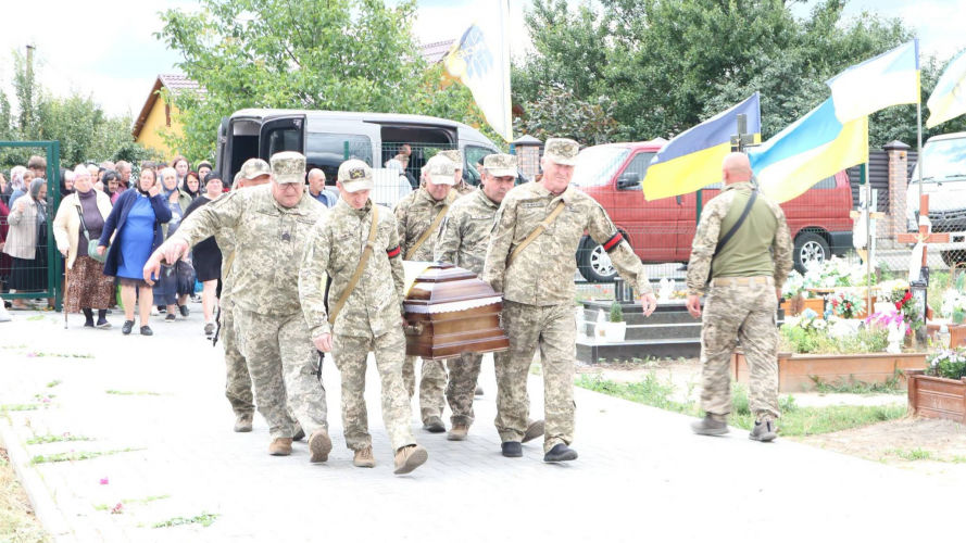 На колінах і зі сльозами: поблизу Луцька в останню путь провели 47-річного Героя Івана Мельника