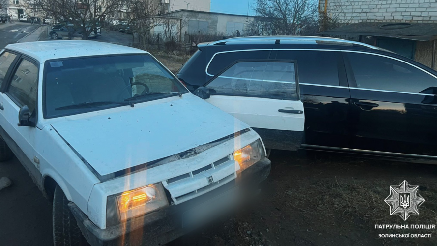 У місті на Волині п’яний водій без прав врізався у припарковане авто