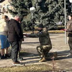 Витягував «трьохсотих», «двохсотих», ризикуючи собою: на Волині рідним загиблого 26-річного капітана вручили його орден