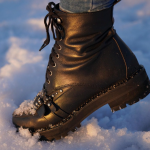 Як захистити шкіряне взуття взимку: олія та мило рятують від солі та вологи